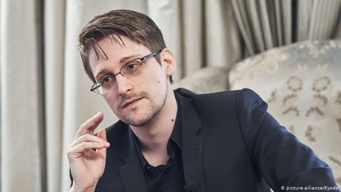 Russia, l’ex talpa della Nsa Edward Snowden rinuncia ai guadagni del suo libro: 5 milioni di dollari