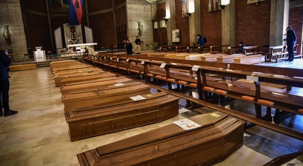 Coronavirus, secondo l’Istat il Covid in Italia ha fatto aumentare il numero dei morti a 48.849 nel 2020. Nei prossimi 12 mesi il numero potrebbe salire a oltre 78mila