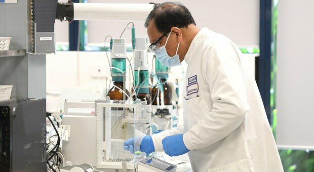 Coronavirus, il vaccino italiano non arriverà prima della seconda metà del 2021