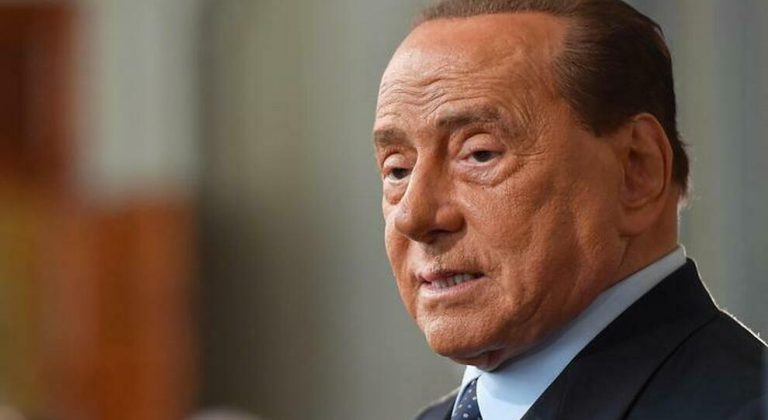 Milano, Silvio Berlusconi torna a casa: “Ho superato la prova più pericolosa della mia vita”