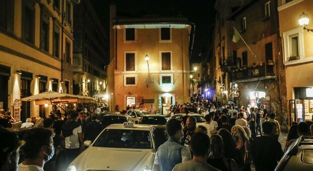 Chiuso un locale nel centro storico per il mancato rispetto del distanziamento sociale