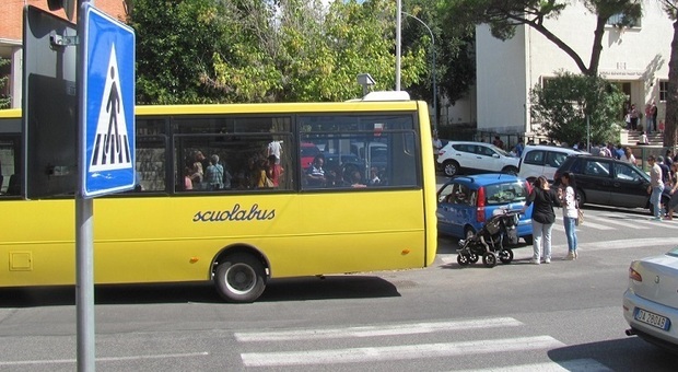 Treviso, bimbo di 6 anni dimenticato sullo scuolabus: rompe un vetro ed è poi riuscito ad uscire