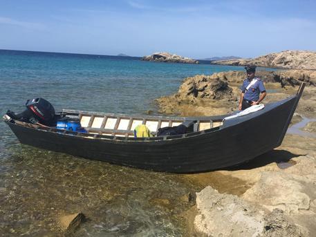 Sardegna, affonda un barchino con 14 migranti nei pressi di Cagliari: un disperso