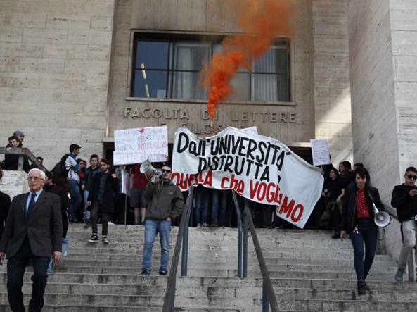 Roma, protesta davanti l’Università La Sapienza: “Basta con il numero chiuso”
