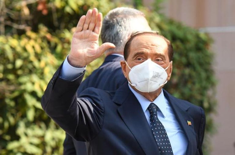 Milano, nuovo tampone positivo per Silvio Berlusconi: annullata la festa di compleanno della prossima settimana