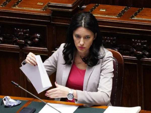 Lega: raccolta di firme per ‘bocciare’ la ministra Lucia Azzolina