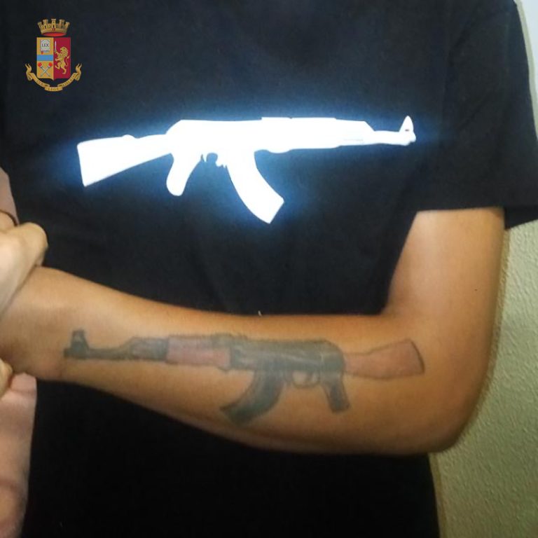 Bologna, sgominata dalla polizia la “gang dell’Ak47”: in manette 11 persone