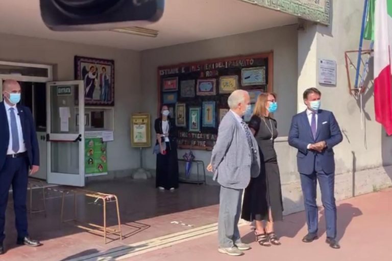 Tor Bella Monaca, visita a sorpresa del premier Conte in una scuola