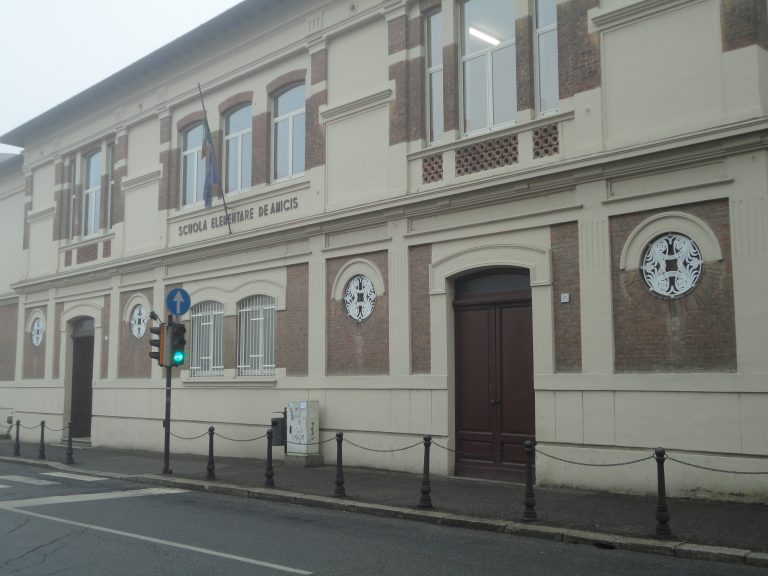 Pavia, alla scuola elementare “De Amicis” i nuovi banchi sono insufficienti