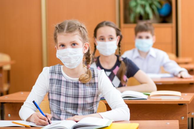 Scuola, il consiglio dell’immunologa Viola: “In classe cambiare la mascherina ogni quattro ore”