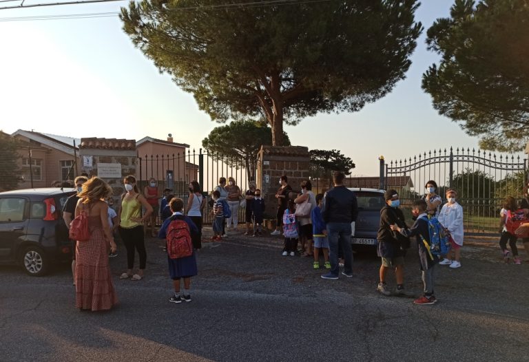 Mancanza di distanziamento, rivolta alla G. Cena