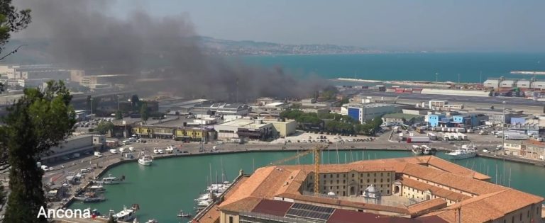 Ancona, ci sono ancora piccoli focolai di incendi nei capannoni distrutti dalle fiamme