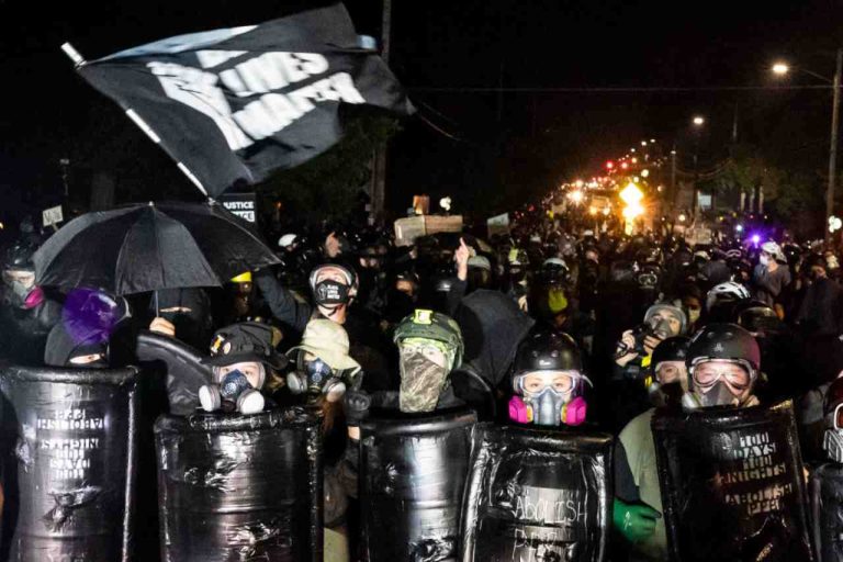 Usa, scontri nella città di Portland: arrestate 59 persone