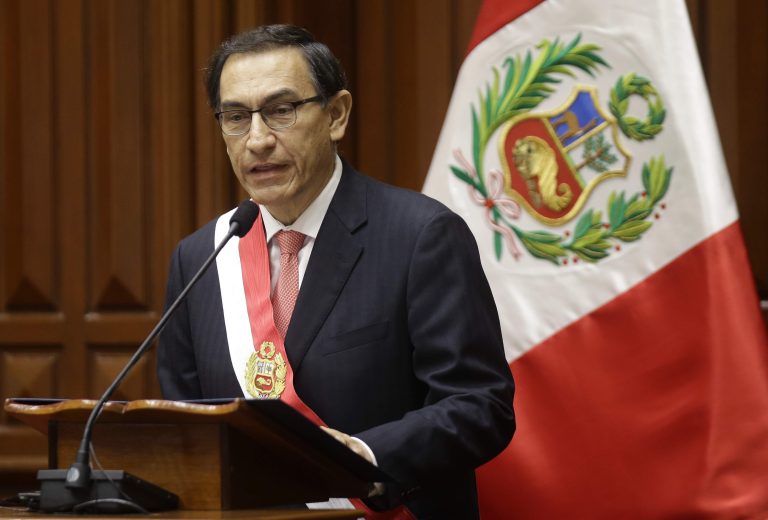 Perù, il presidente Martin Vizcarra è riuscito ad evitare l’impeachment