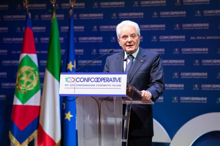 Forum Ambrosetti, l’intervento del presidente Mattarella: “Di fronte all’ondata di lutti e sofferenze scatenata dal Covid-19 l’Unione ha mostrato la sua forza propulsiva, basandosi sullo spirito dei padri fondatori, sulle sue fondamenta, sui valori come solidarietà e la responsabilità”