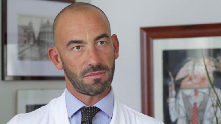 Coronavirus, l’infettivologo Matteo Bassetti sbotta: “Con mascherine e distanziamento si può tornare alla normalità, basta con il bollettino di guerra ogni sera”