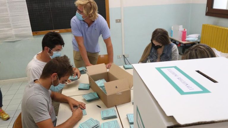 Referendum: seggi aperti dalle 7 alle 15. Ieri affluenza al 40 per cento