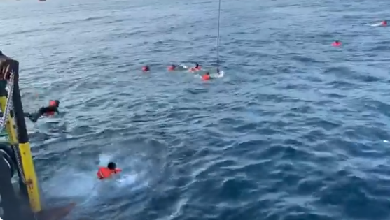 Migranti, altri 48 persone si sono gettate in mare dalla nave Open Arms al porto di Palermo