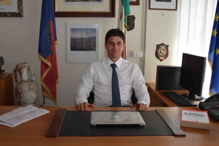Il sindaco Alessandro Grando coglie l’attimo, e accoglie i volontari cacciati da Cerveteri