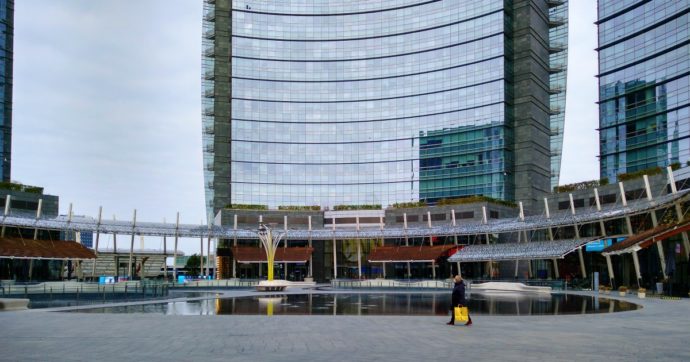 Milano, arrestato un 23enne nelle indagini per la donna violentata il 24 agosto in piazza Gae Aulenti