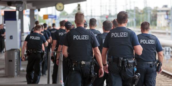 Germania, sospesi 29 agenti di polizia per aver partecipato a delle chat di estrema destra