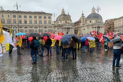 Al via sotto la pioggia la manifestazione di studenti e sindacati per dare la priorità alla scuola