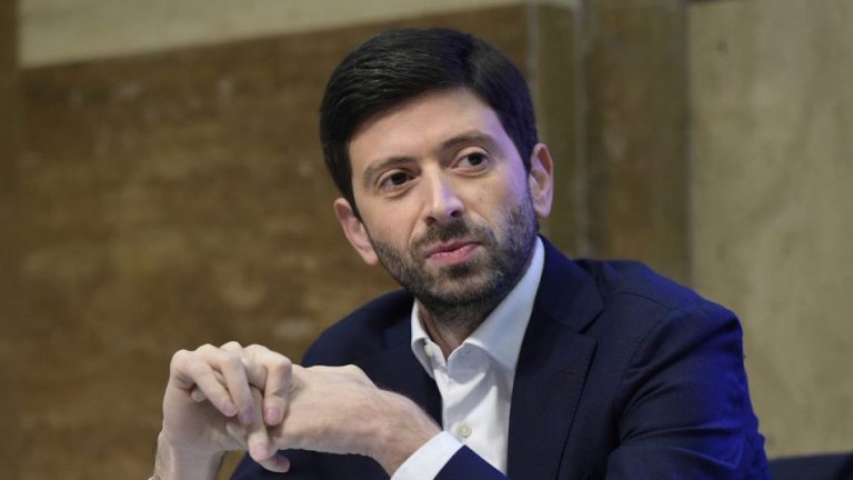 Il ministro Speranza ribadisce la linea del governo: “La priorità assoluta è la riapertura delle scuole”