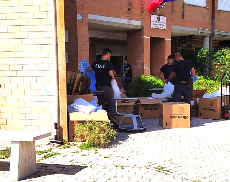 Arrivano i nuovi banchi al Pertini