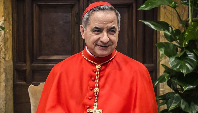 Vaticano, il cardinale Becciu si difende: “Accuse sbagliato, sono pronto a dare la vita per il Papa”