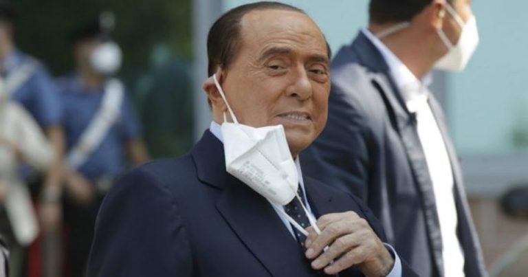 Milano, rinviata l’udienza del processo “Ruby ter”: Berlusconi è ancora positivo al Covid