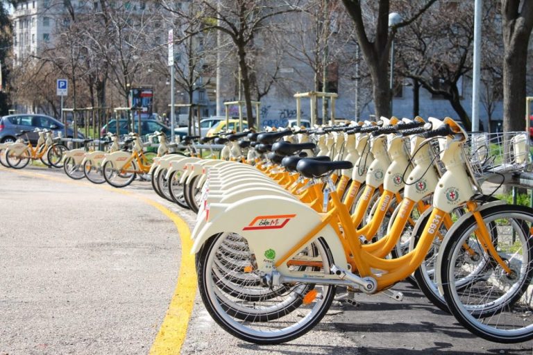 Ecco come il coronavirus ha cambiato le abitudini degli italiani: più bici e meno auto per spostarsi