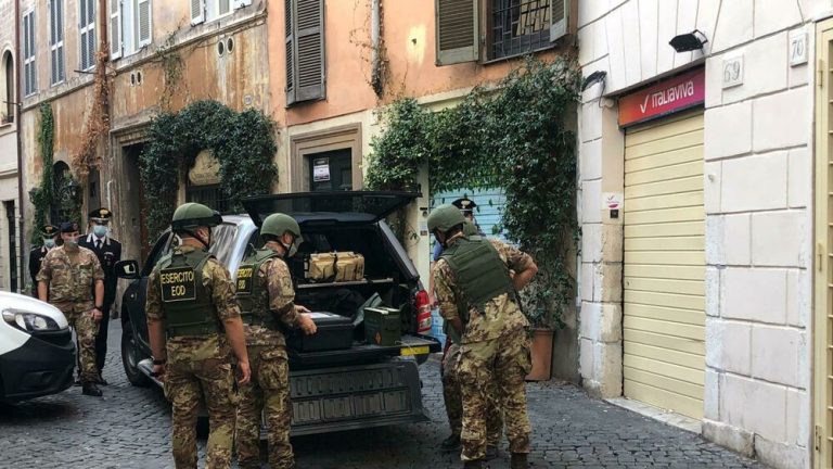 Campo de’ Fiori: rinvenuto un ordigno bellico: evacuate 100 persone in via dei Cappellari