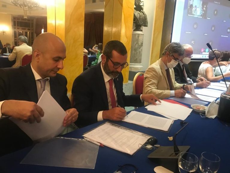 Firmato il nuovo contratto nazionale del settore domestico per due milioni di lavoratori