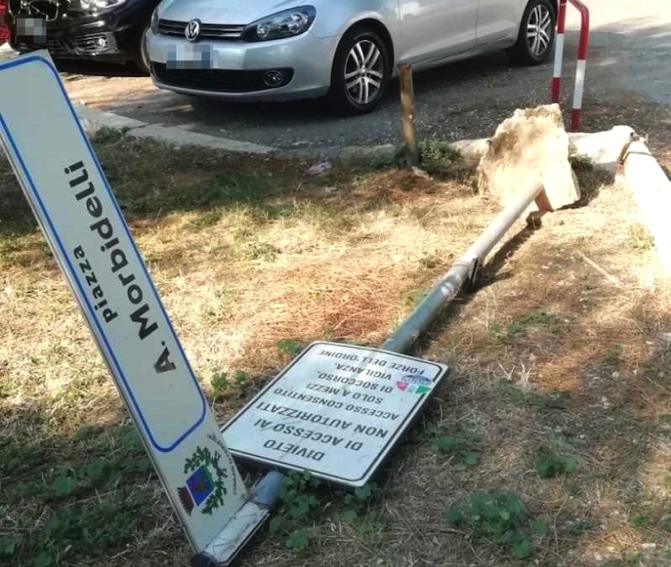 Vandali scatenati a Cerenova: divelti i cartelli stradali