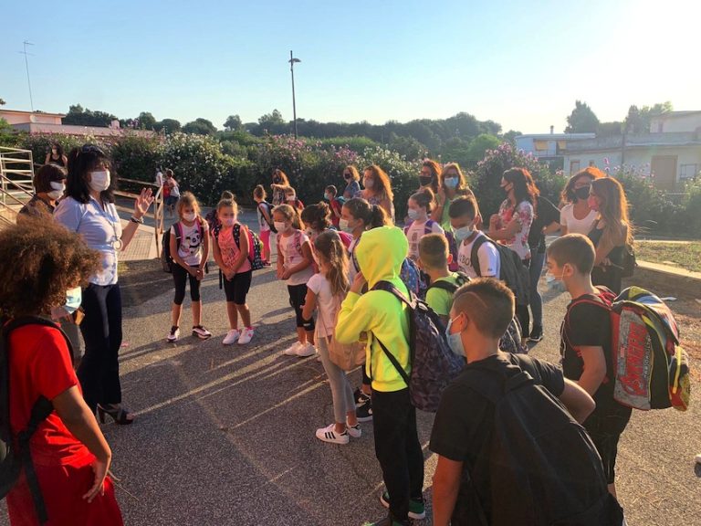 Dietrofront alla Giovanni Cena: via le tende, si fa lezione in palestra