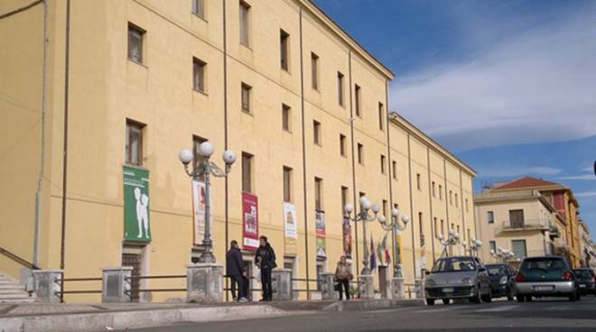 Il Comune di Formia ha emesso un’ordinanza che prevede l’obbligo di indossare la mascherina protettiva quando si esce dalla propria abitazione e ci si trova in un luogo pubblico