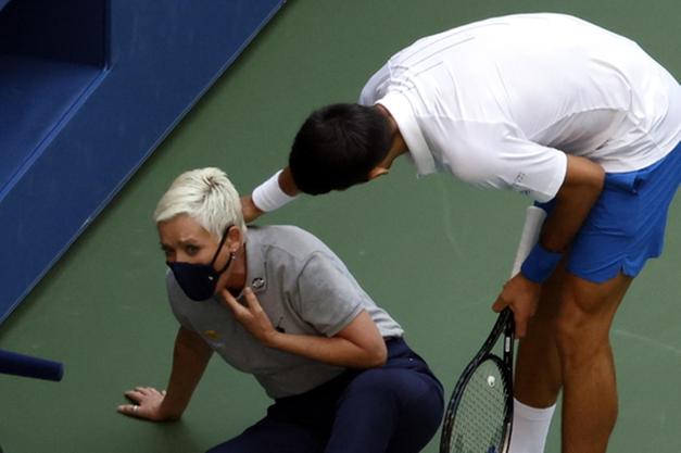 Us Open, Novak Djokovic si è scusato per aver colpito un guardalinee