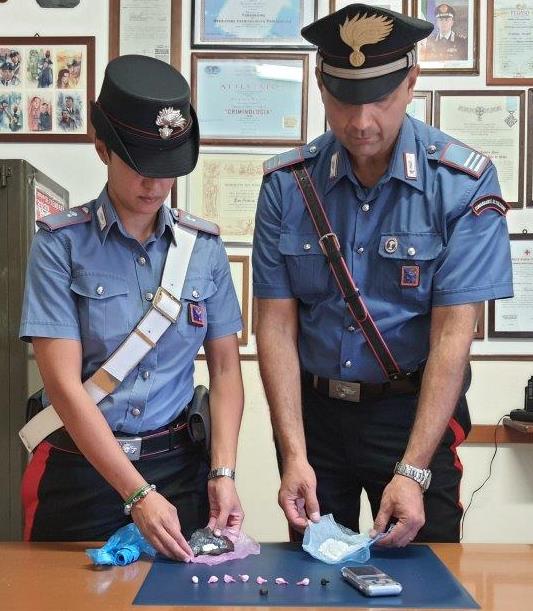 Sorpreso con cocaina e hashish, arrestato dai carabinieri ad Allumiere