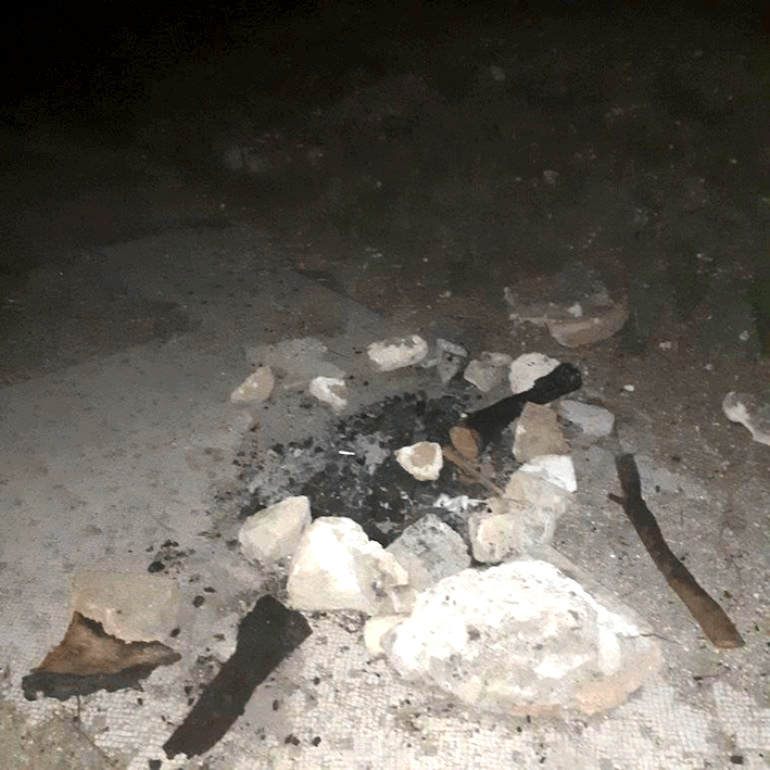 Falò sul mosaico della villa romana a San Nicola: cittadini indignati