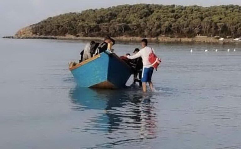 Sardegna, sbarcati sei migranti con un barchino nella spiaggia di Domus De Maria