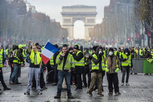 Parigi, scontri e disordini per il ritorno in piazza dei Gilet gialli