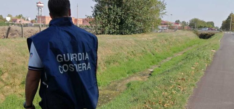 Scarico abusivo nel fosso scoperto dalla Guardia Costiera a Fiumicino