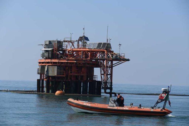 Controlli della Guardia Costiera alle piattaforme di Fiumicino
