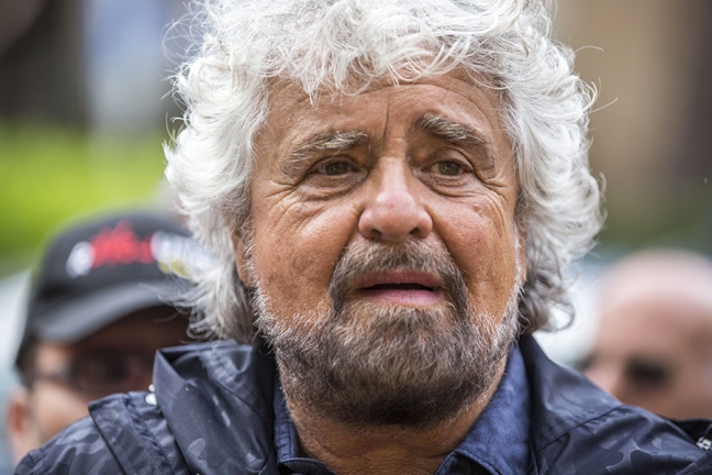 Governo, Beppe Grillo ‘promuove’ il premier Conte e il ministro Di Maio: “Continuate così”