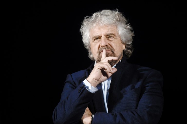 M5S, dopo la batosta in Lombardia e nel Lazio torna Beppe Grillo: “Il governo? E’ di estrema destra”