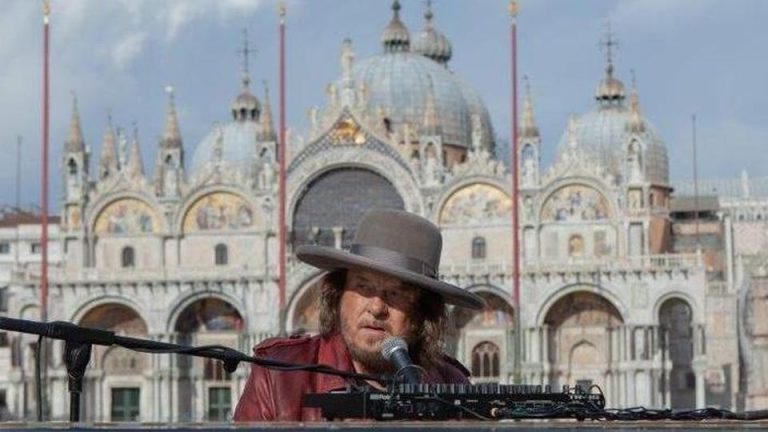 Musica, Zucchero spegne 65 candeline e pubblica un video inedito di lui che canta in piazza San Marco