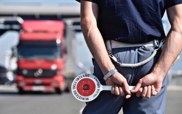 Sardegna, sfrecciava a 220 km/h sulla Statale “Carlo Felice”: patente ritirata per un 50enne di Porto Torres