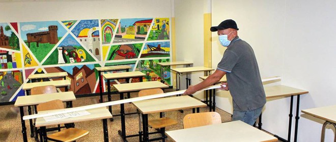 Coronavirus, primi casi di positività in quattro classi a Milano