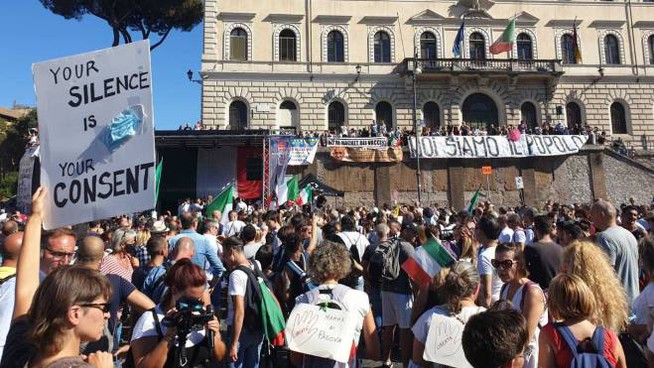 Roma, corteo di ‘negazionisti’ in piazza Bocca della Verità