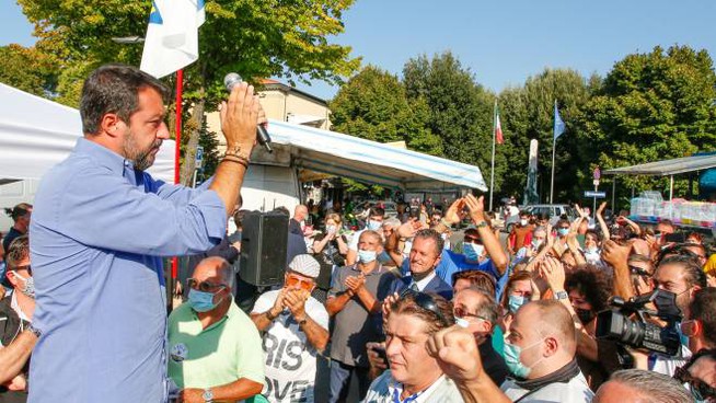 Pontassieve (Firenze), Matteo Salvini aggredito durante un comizio: una ragazza congolese gli ha strappato la camicia e il Rosario